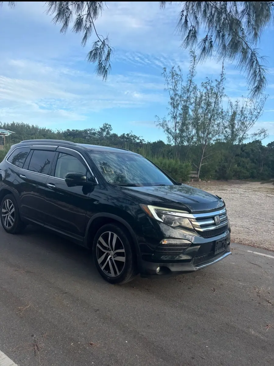 Side view of a Honda Pilot in the Tyler Car Rentals fleet